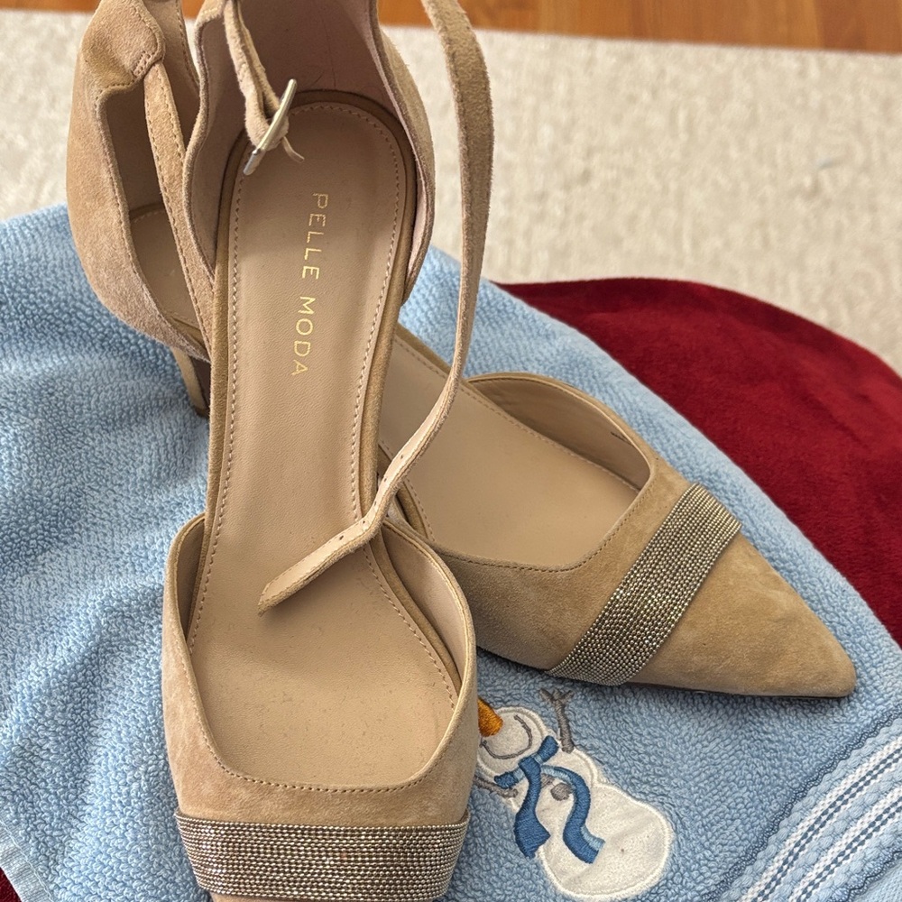 Pelle Moda Tan Heels with Silver Detailing